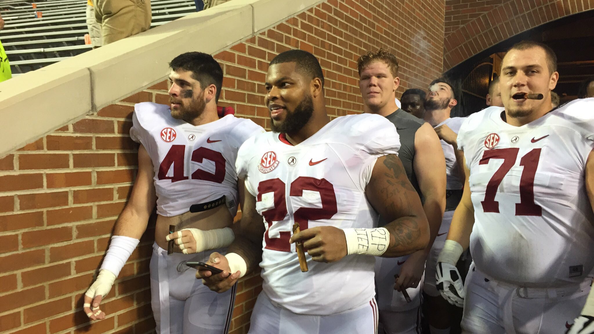 Cu2HKDVWAAAuhuj.jpg:large